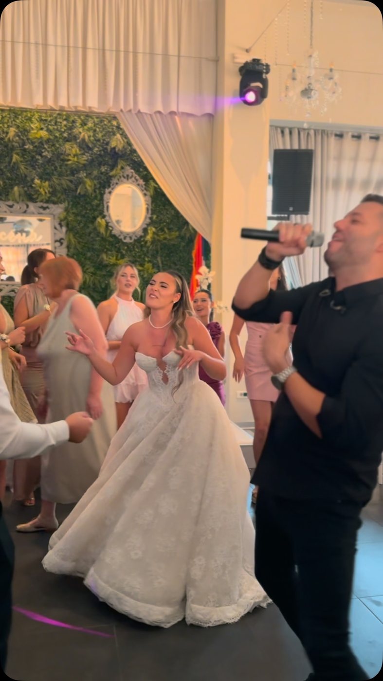 Mlada peva sa bendom na svadbi